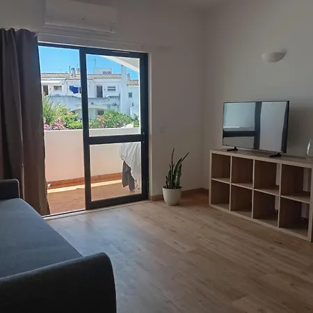 Oura Sunrise & Pool Retreat דירה