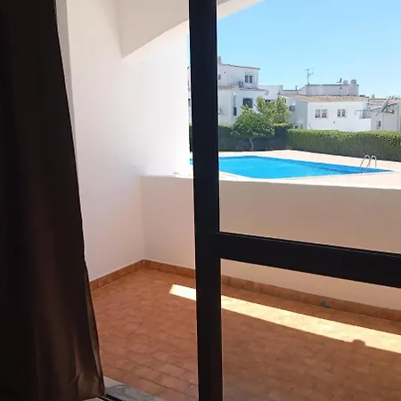 Oura Sunrise & Pool Retreat דירה *